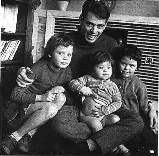 Жак Брель с дочерьми